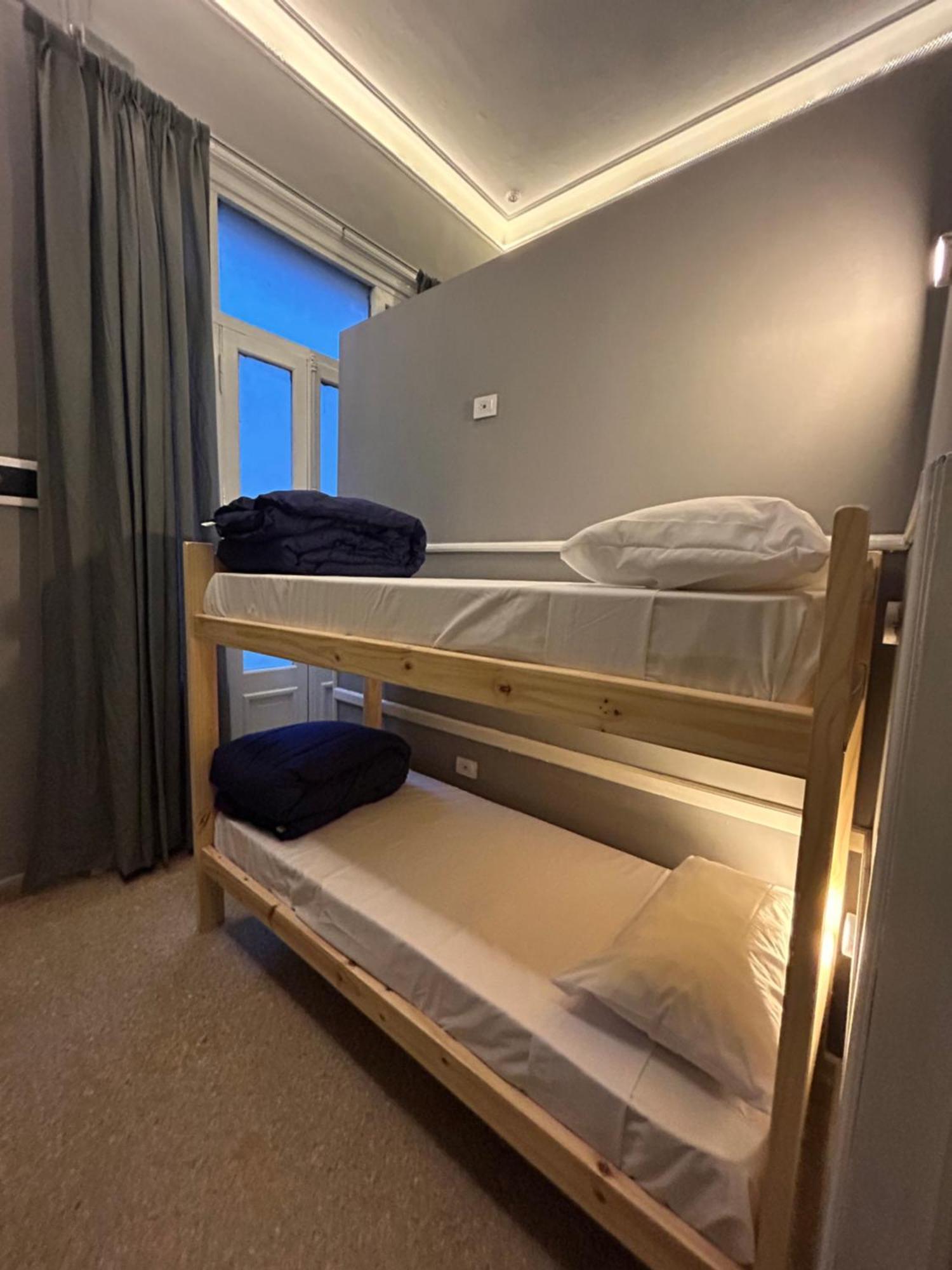 Cama Individual en habitación compartida femenina